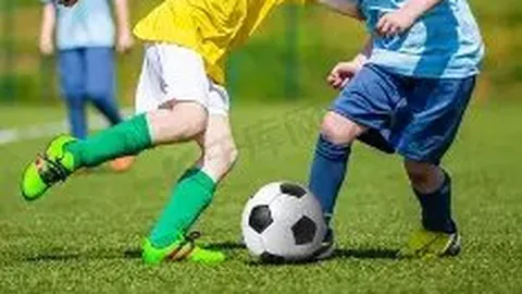 英超联赛风云突变：利物浦意外跌落至第12位，曼联虽败犹荣，稳居第10！